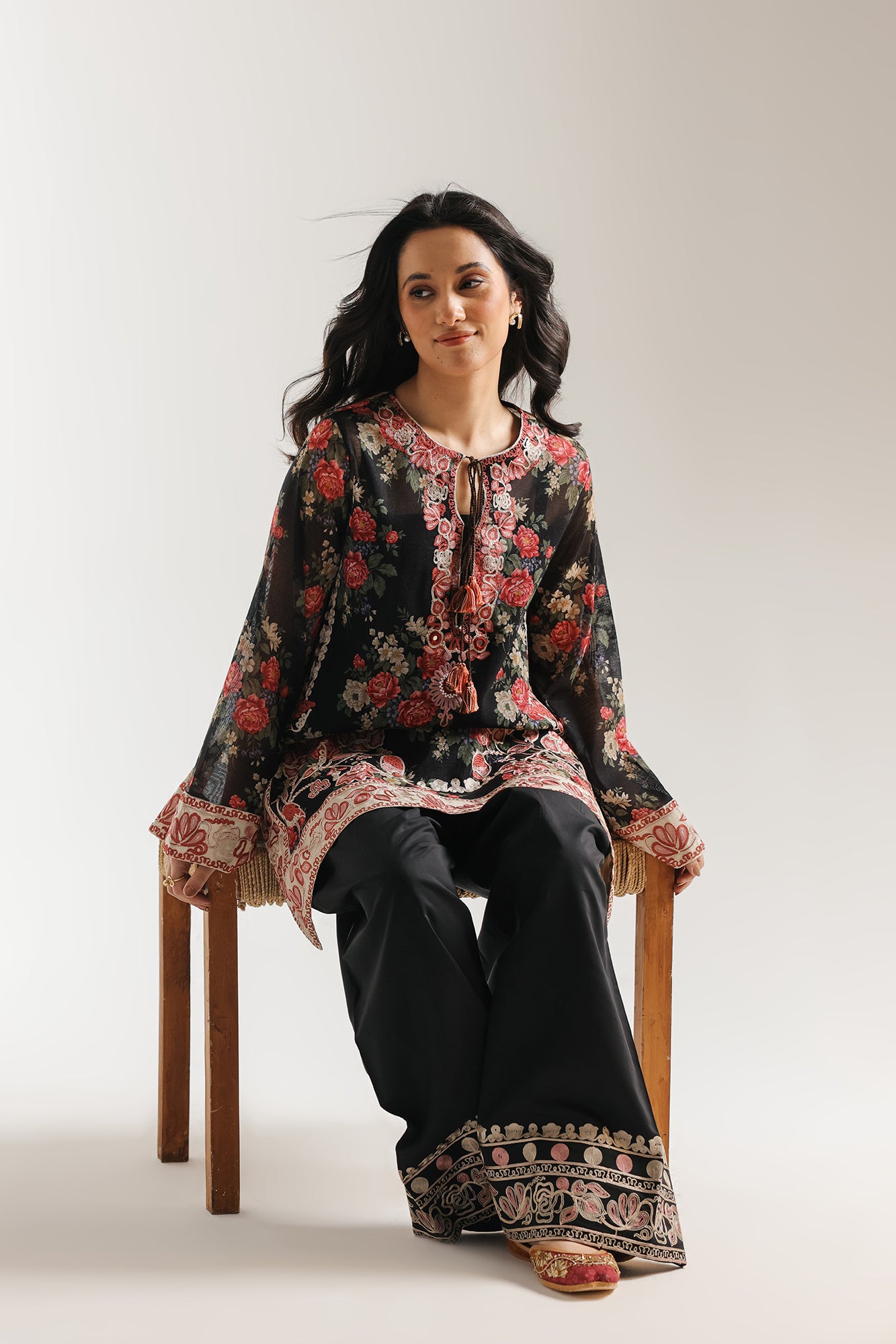 EMBROIDERED SUIT (E4001/103/901)