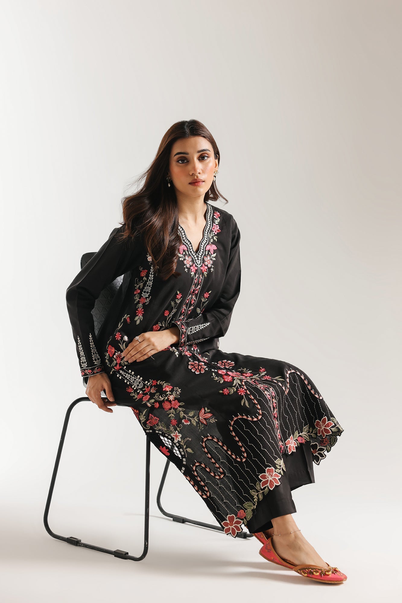 EMBROIDERED SUIT (E4013/103/901)