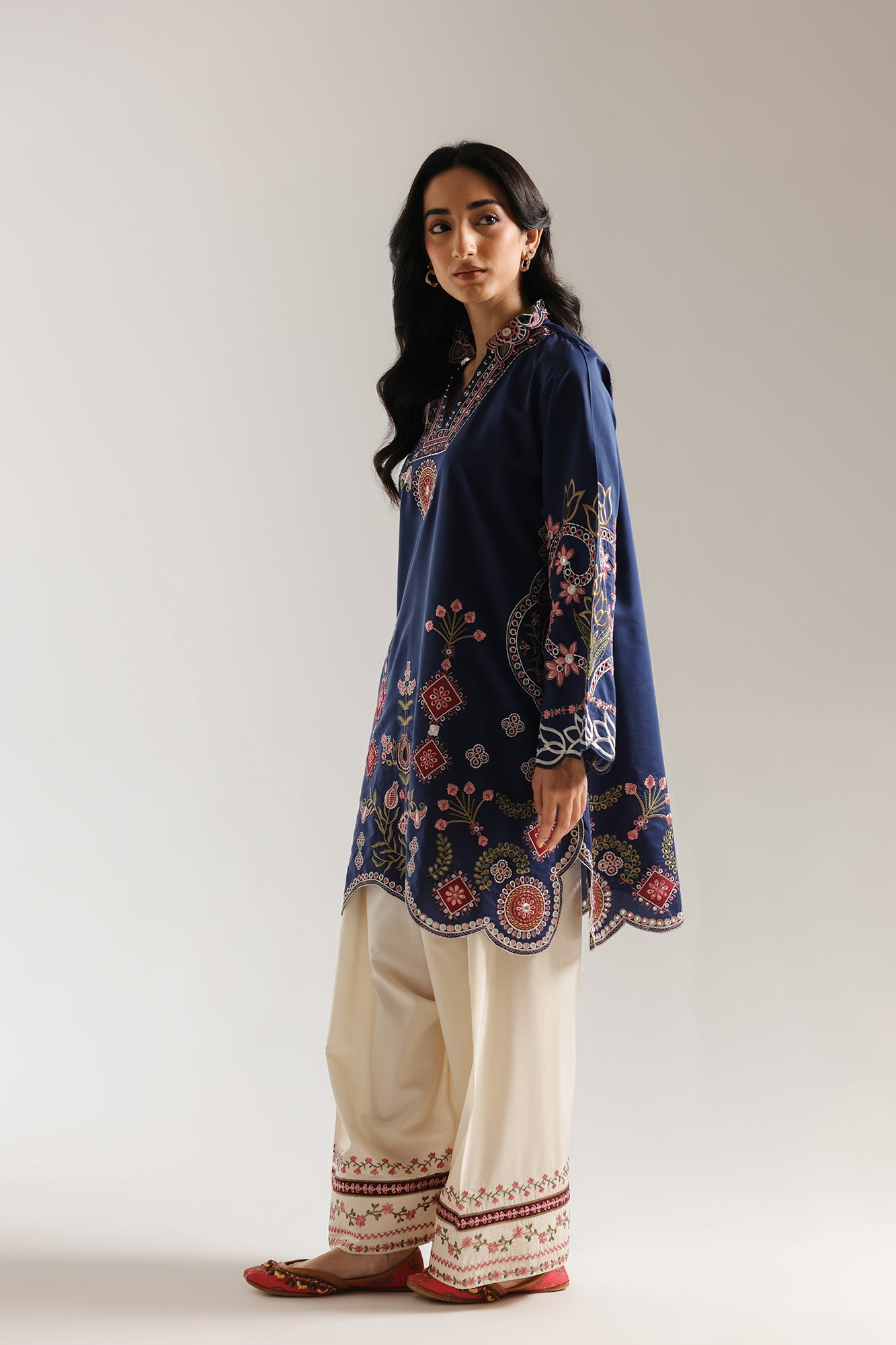 EMBROIDERED SUIT (E4074/103/619)