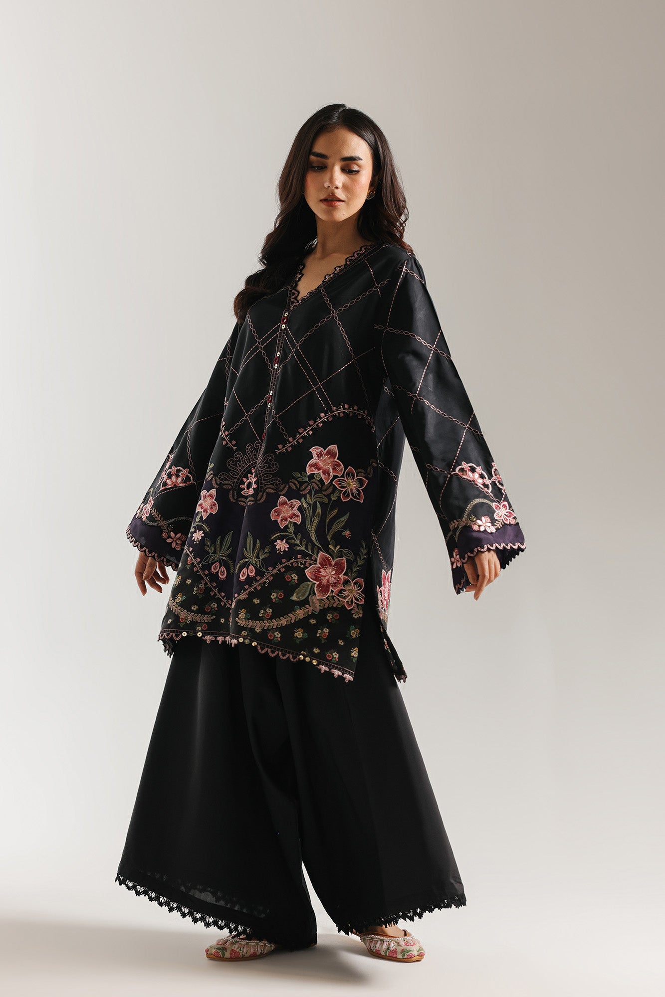 EMBROIDERED SUIT (E4120/103/901)