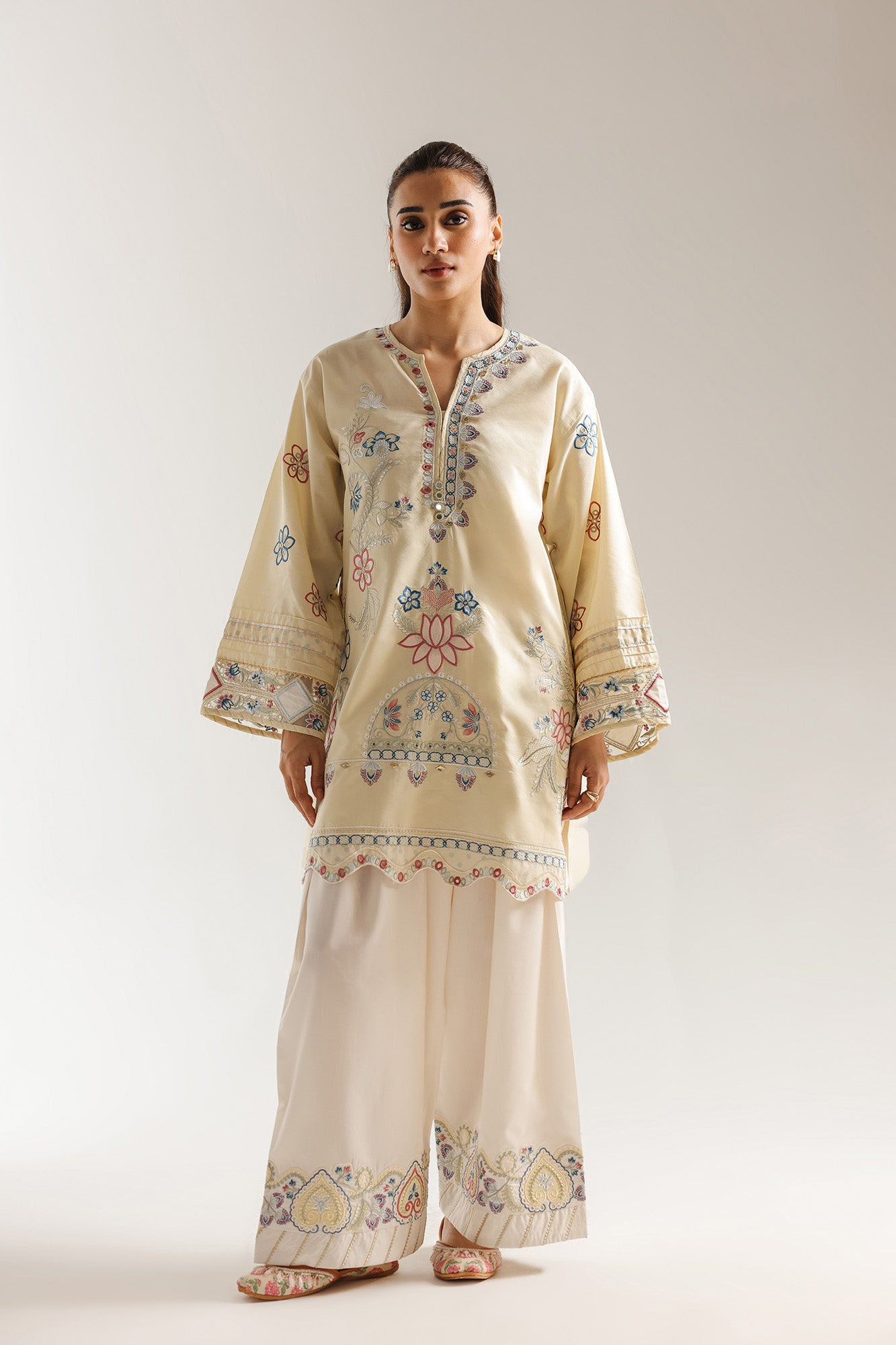 EMBROIDERED SUIT (E4121/103/225)