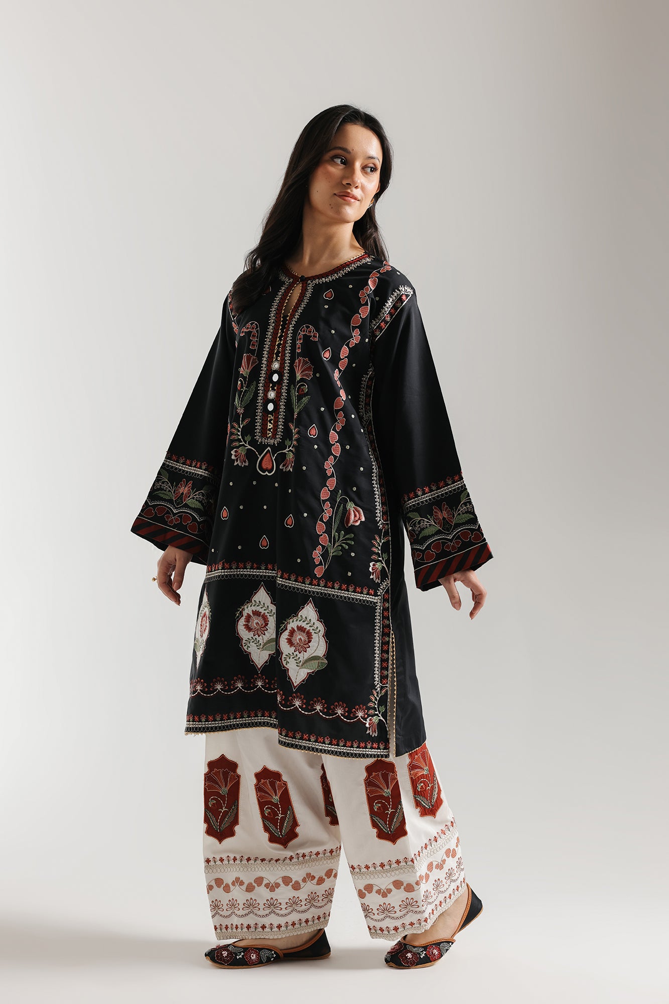 EMBROIDERED SUIT (E4122/103/901)