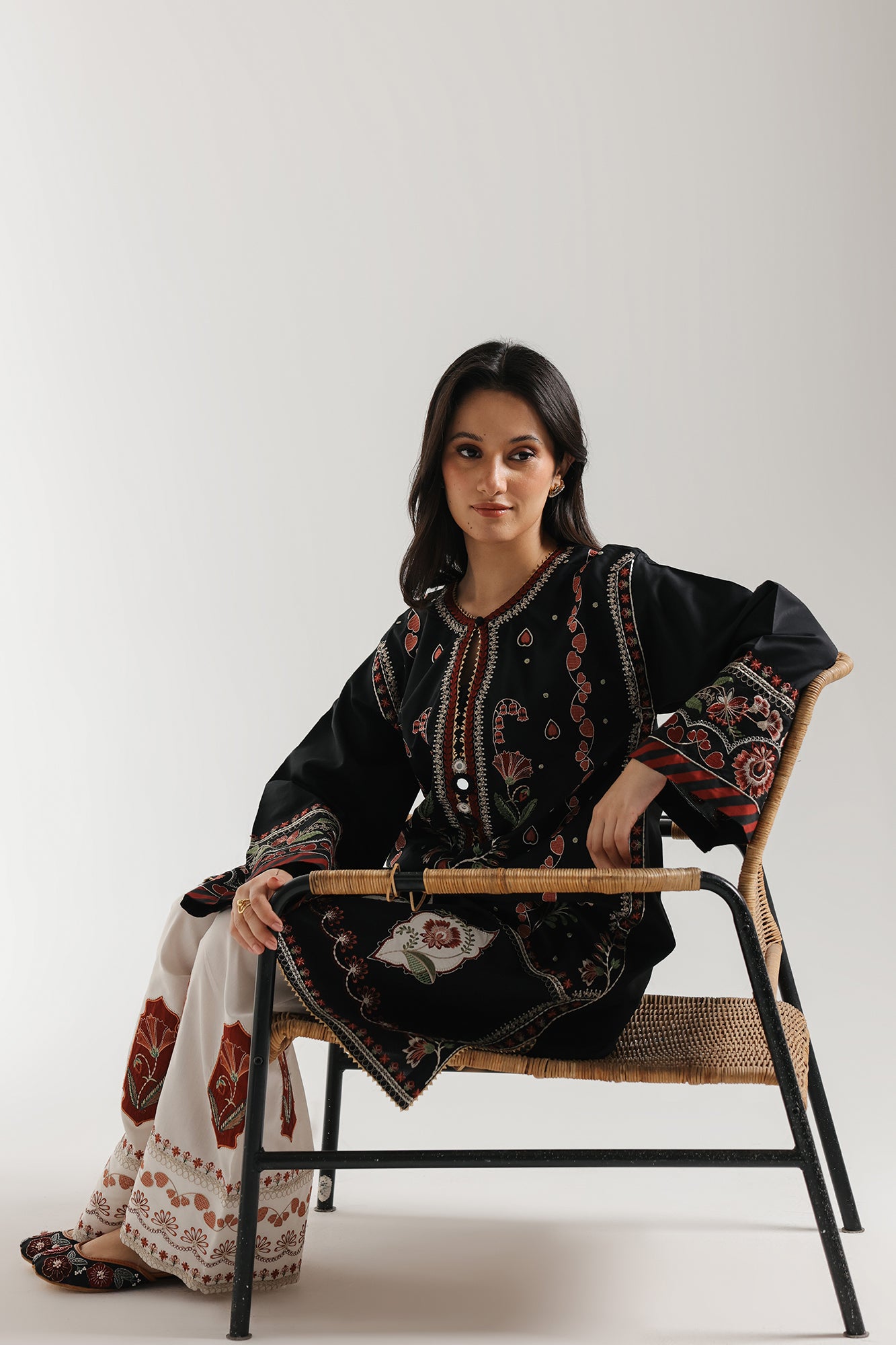 EMBROIDERED SUIT (E4122/103/901)