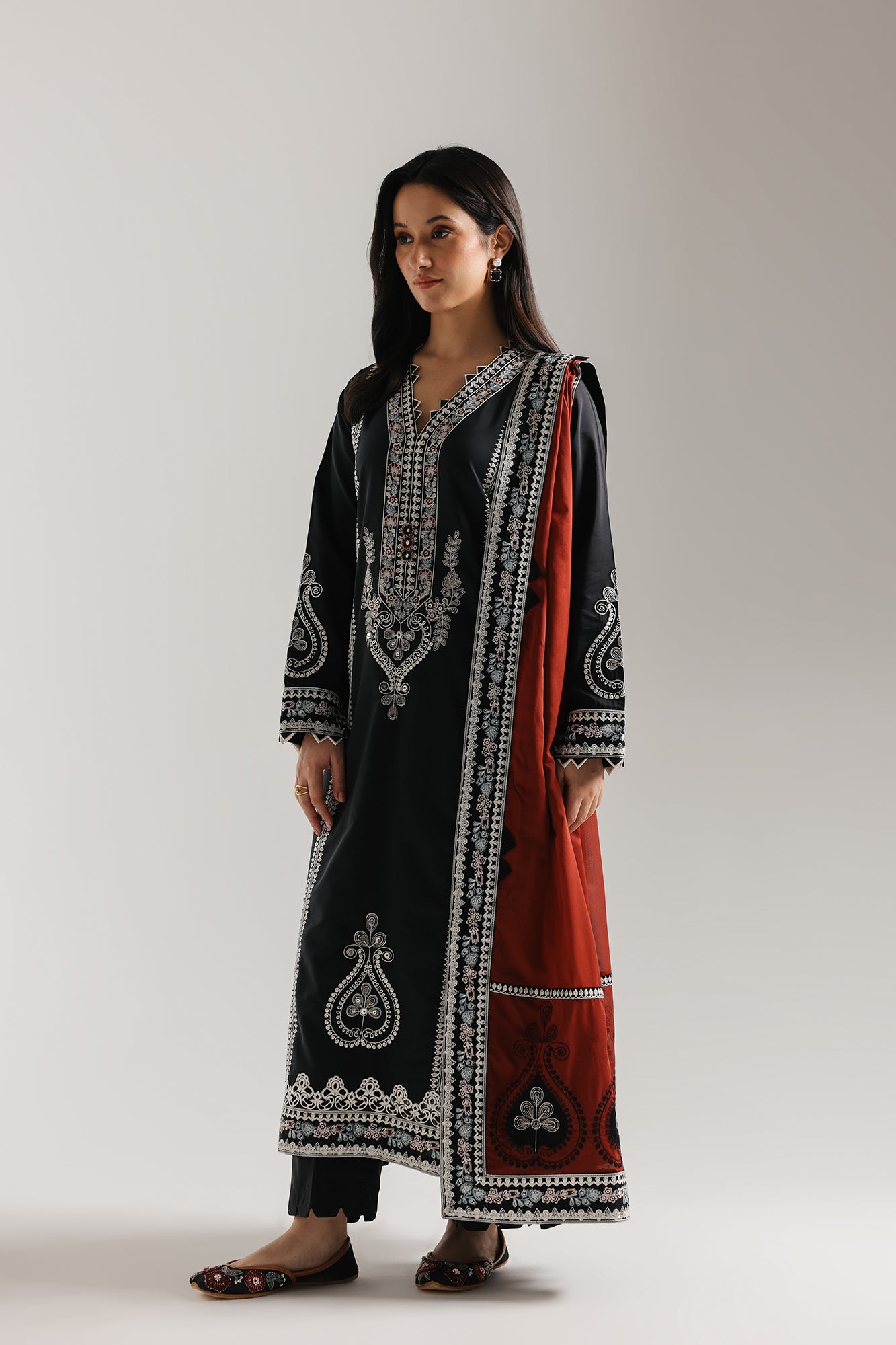 EMBROIDERED SUIT (E4135/103/902)