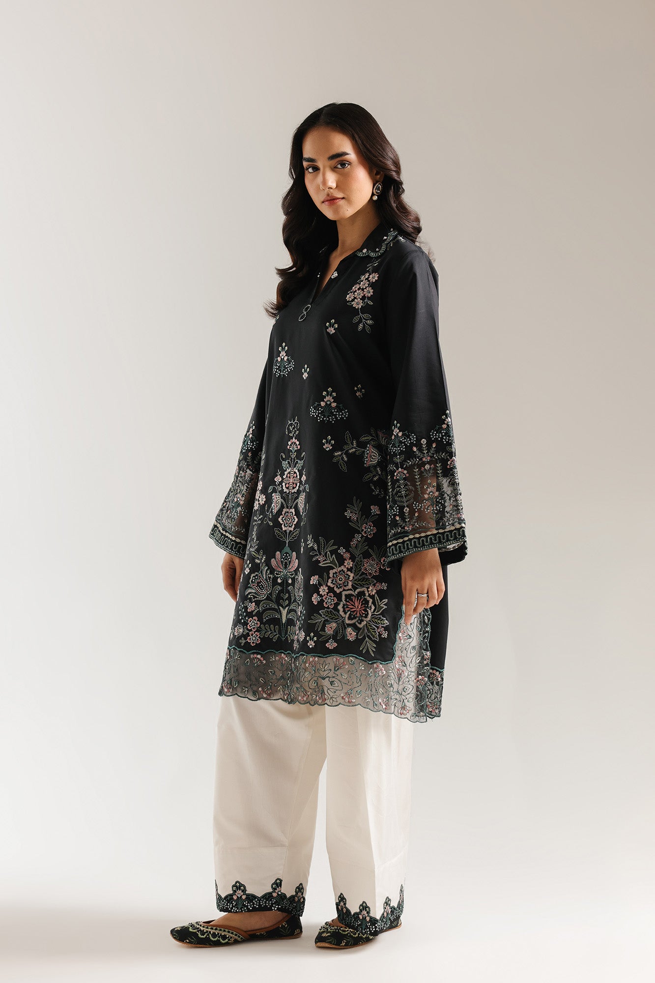 EMBROIDERED SUIT (E4142/103/901)