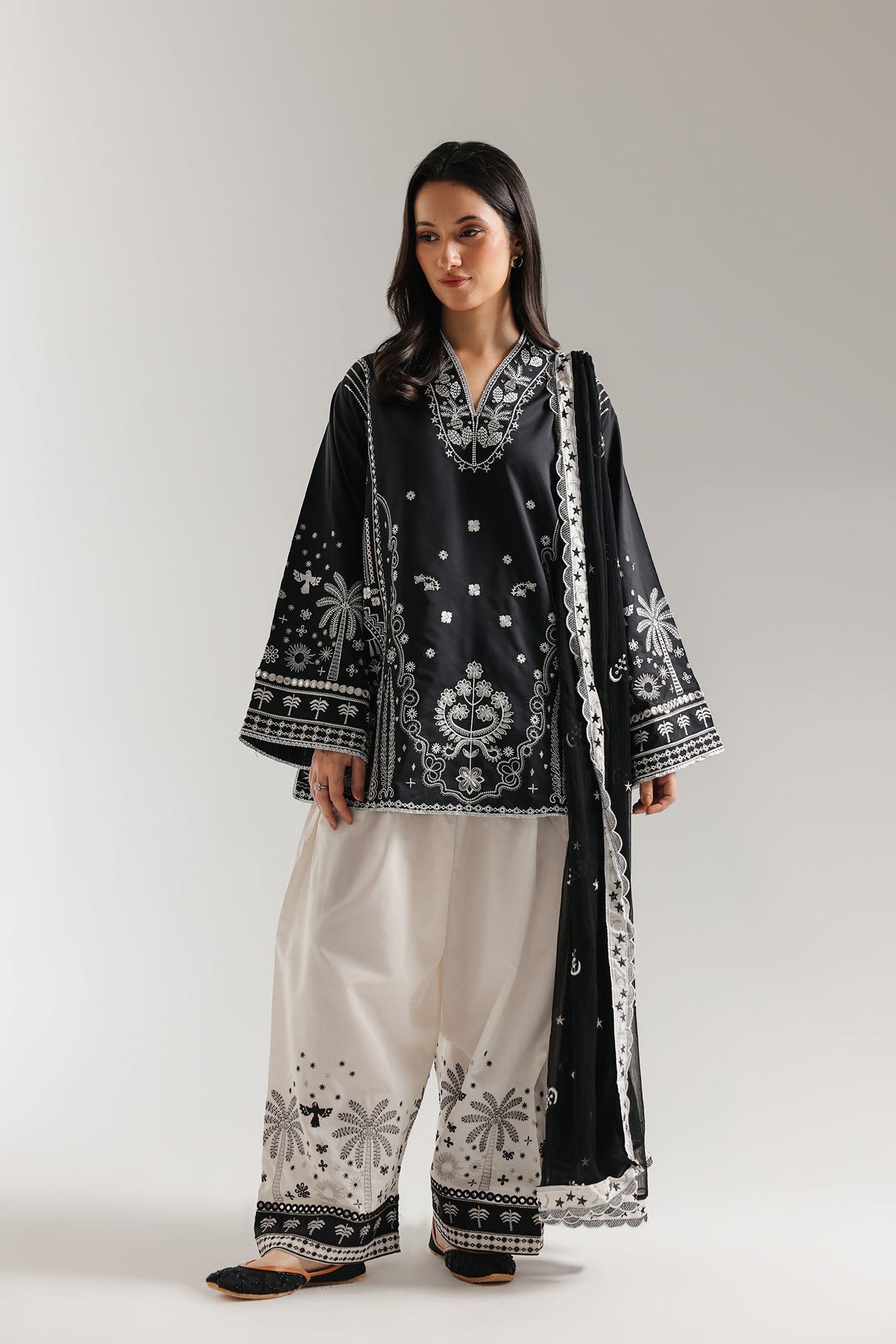 EMBROIDERED SUIT (E4150/103/901)