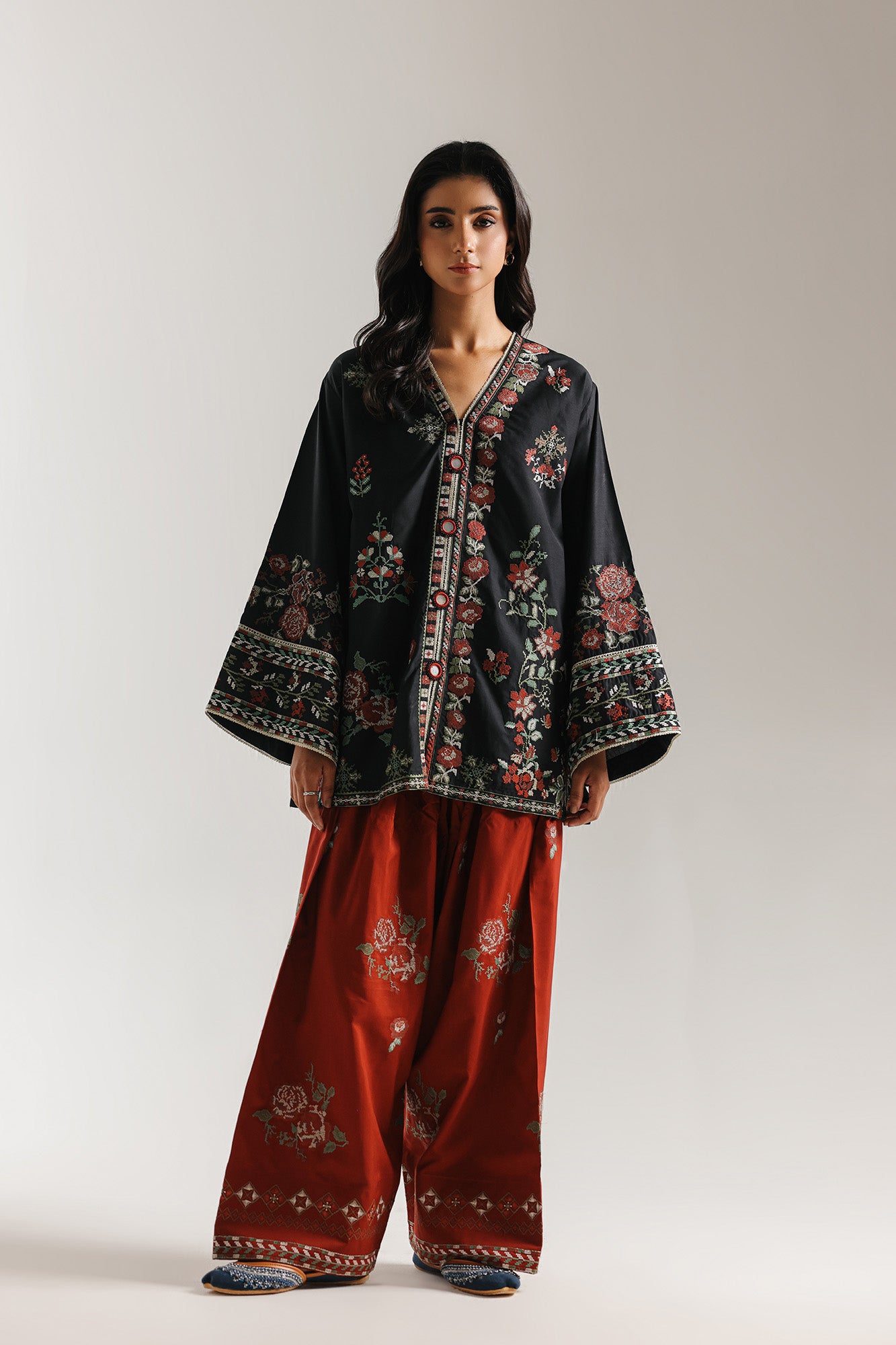 EMBROIDERED SUIT (E4157/103/901)