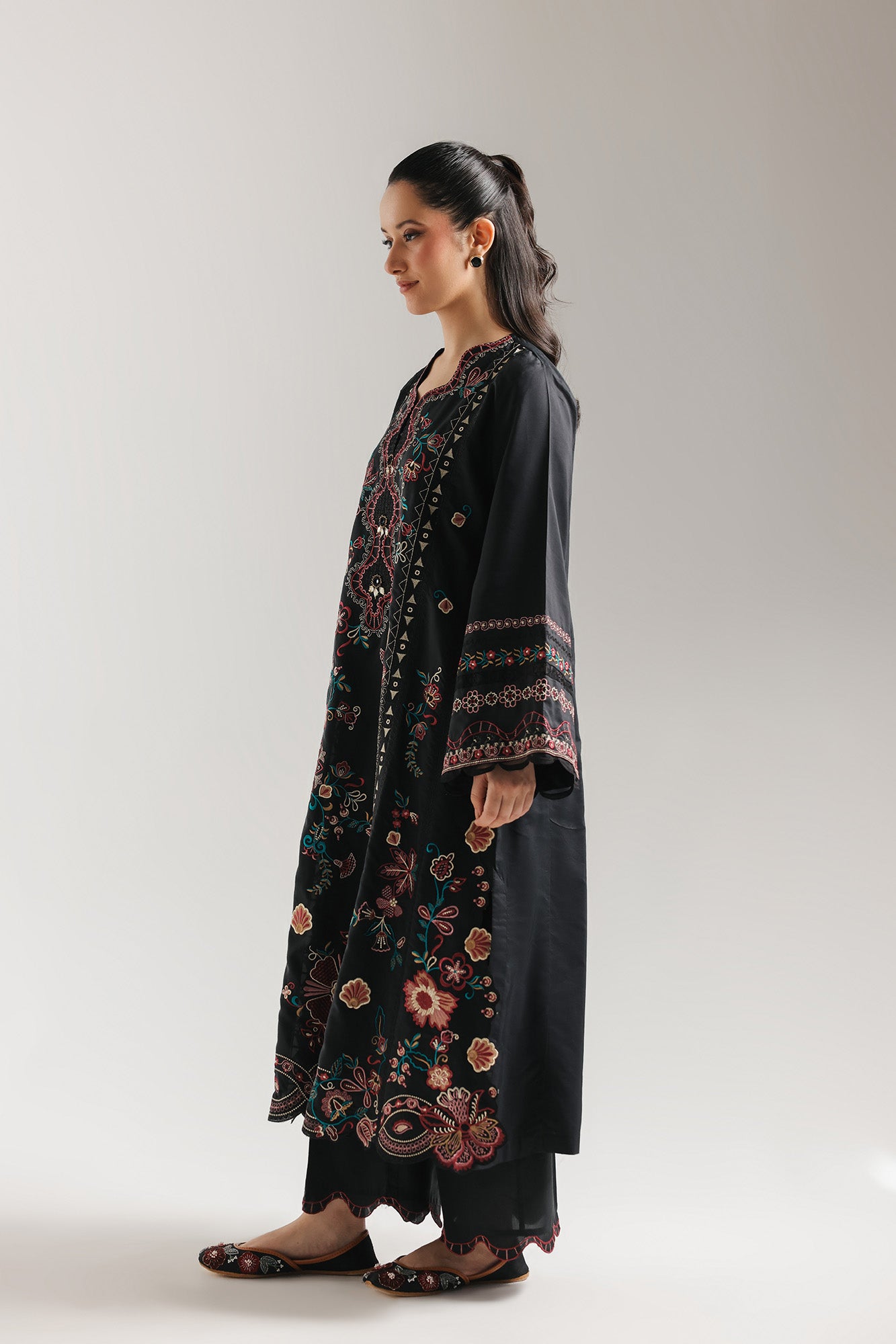 EMBROIDERED SUIT (E4165/103/902)