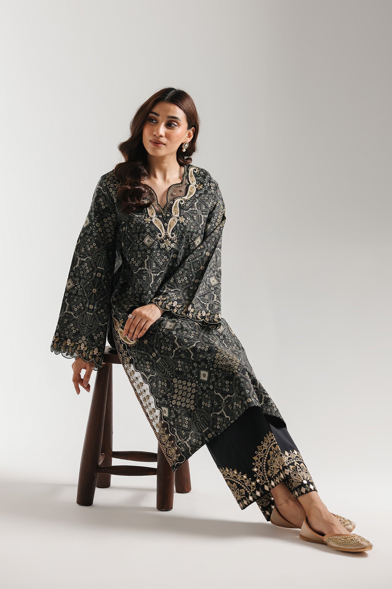 EMBROIDERED SUIT (E4171/103/902)