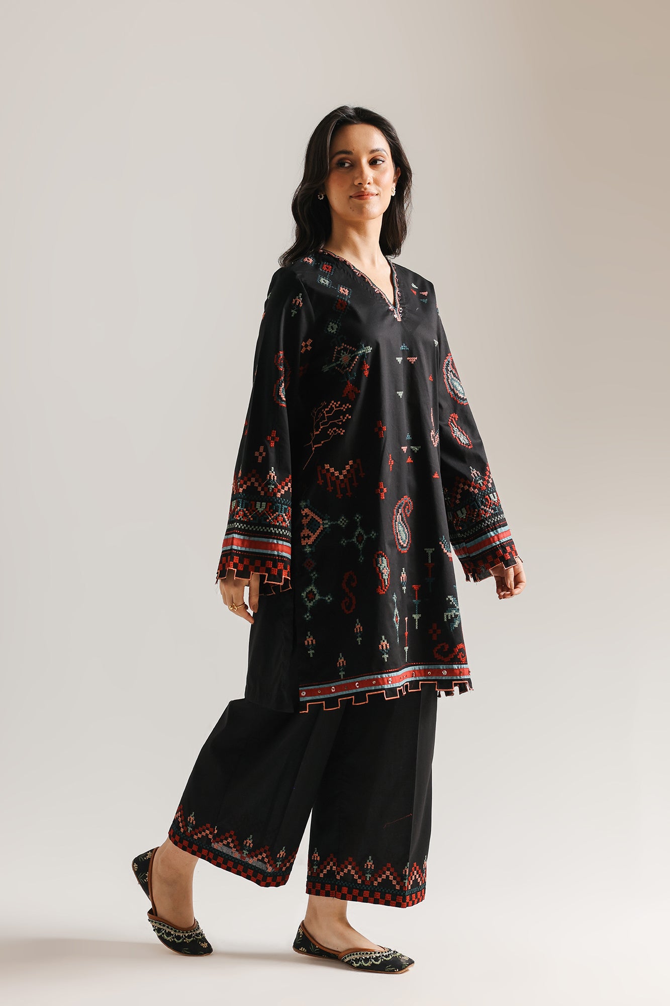 EMBROIDERED SUIT (E4197/103/901)