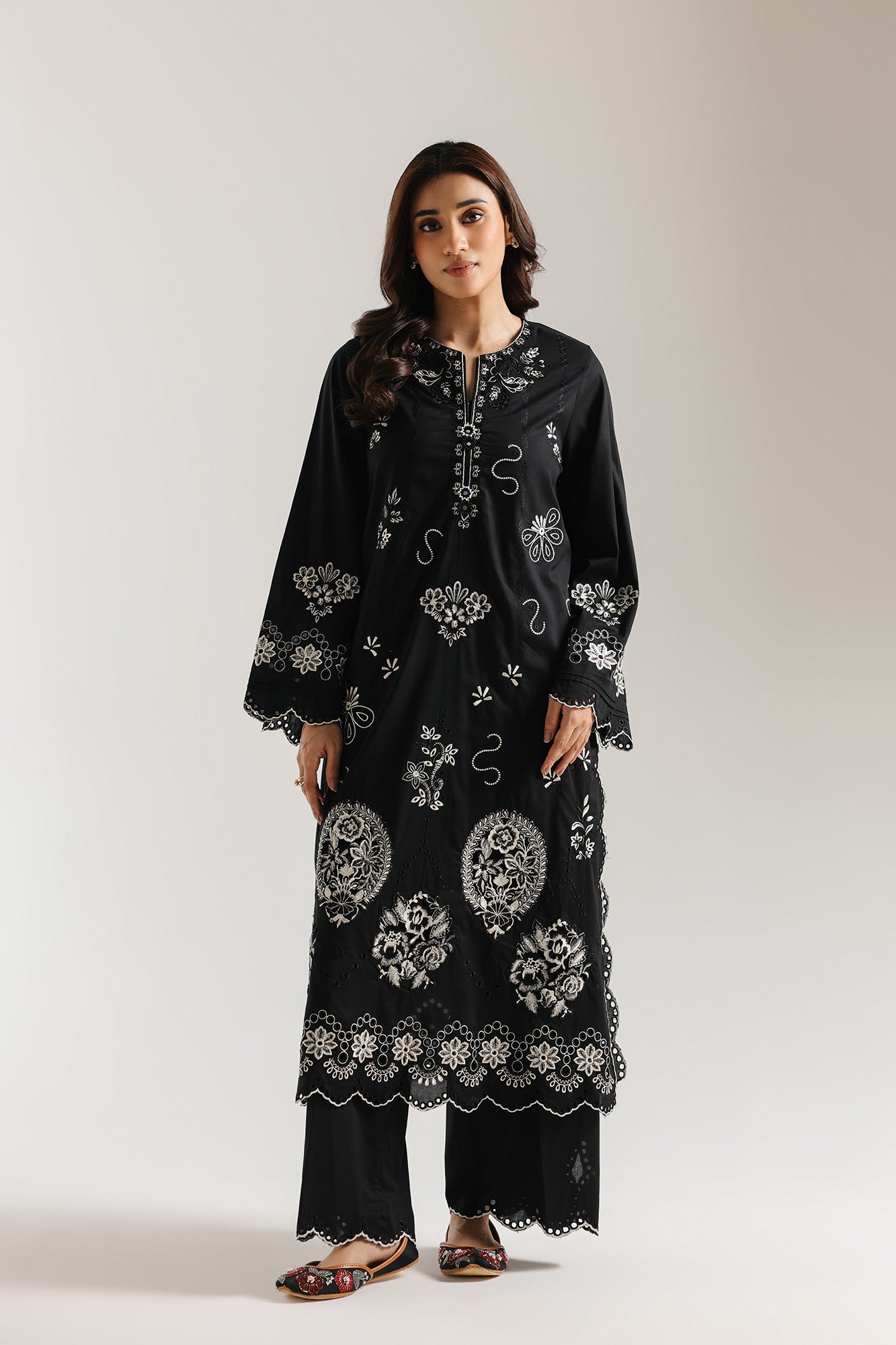 EMBROIDERED SUIT (E4213/103/902)