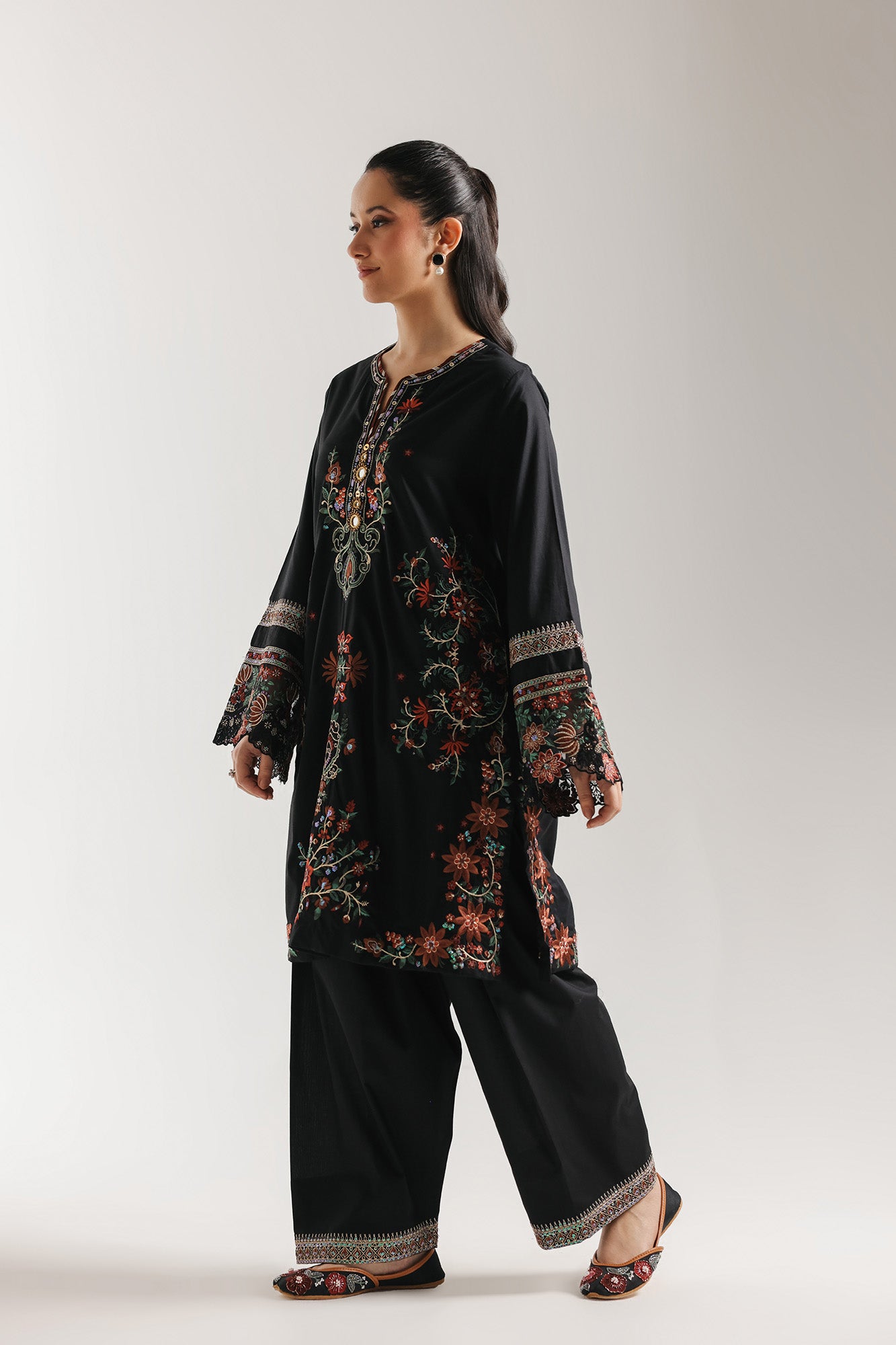 EMBROIDERED SUIT (E4215/103/901)