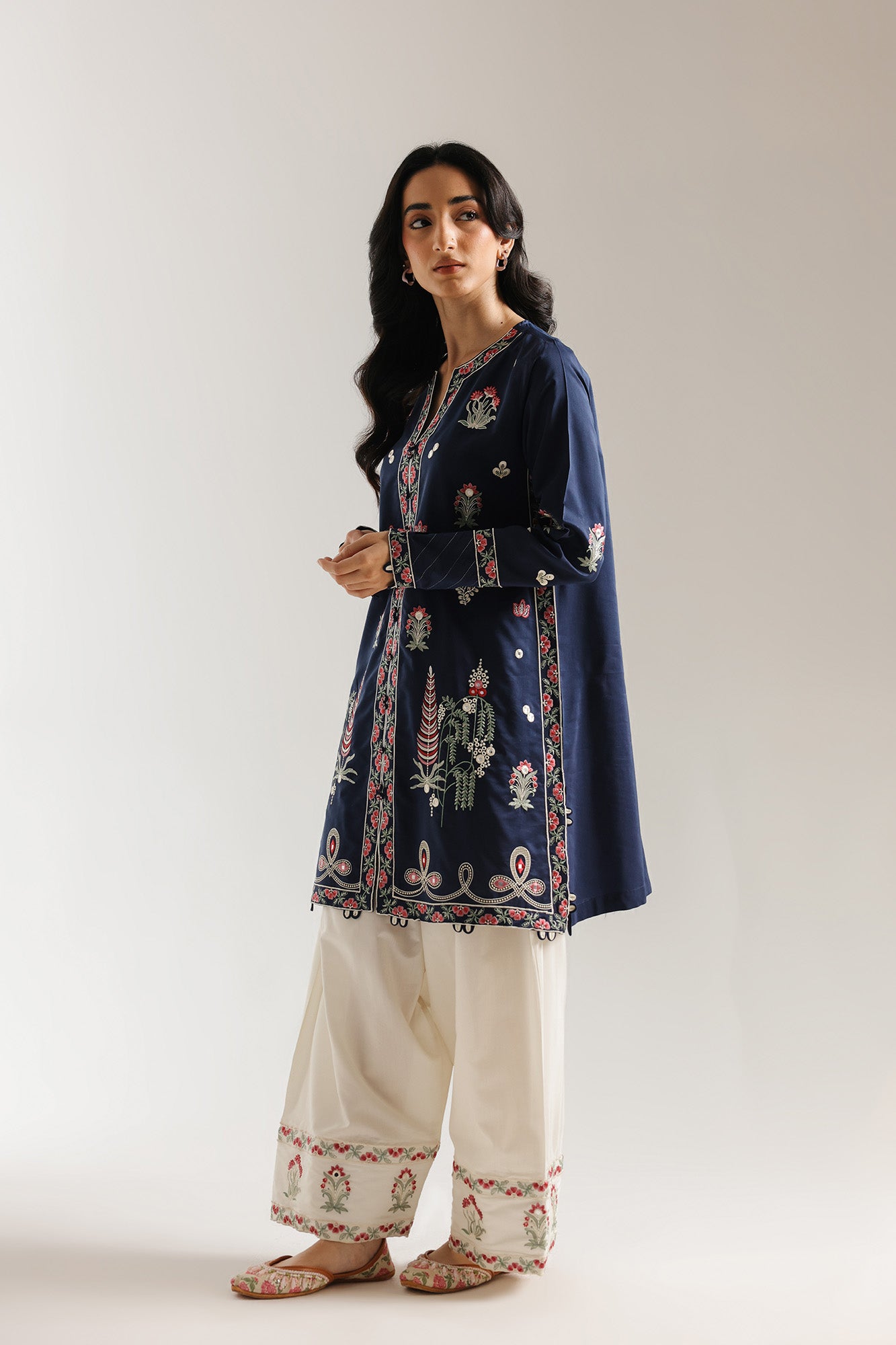 EMBROIDERED SUIT (E4235/103/622)