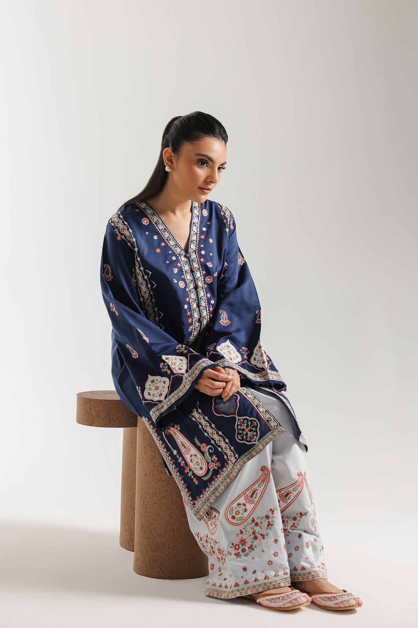 EMBROIDERED SUIT (E4239/103/603)