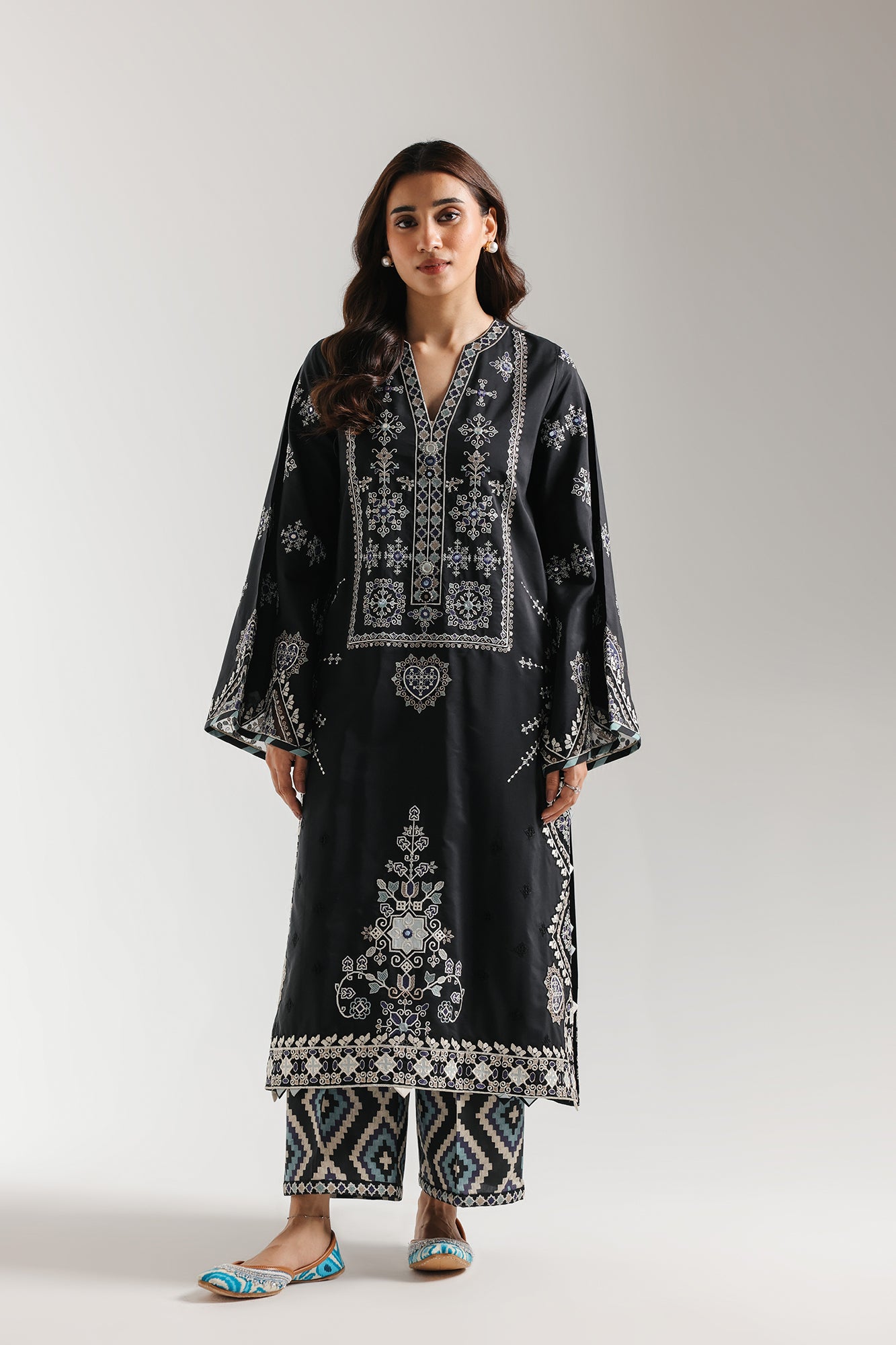 EMBROIDERED SUIT (E4253/103/901)