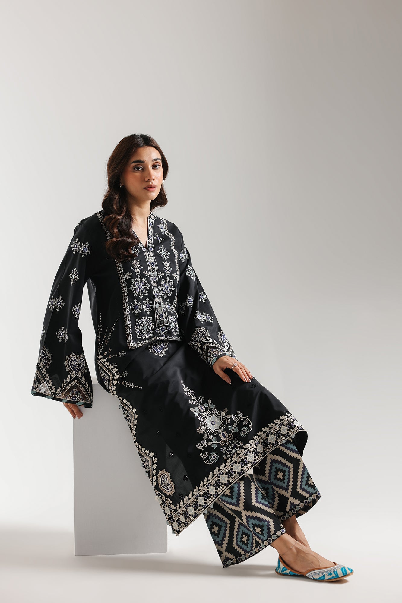 EMBROIDERED SUIT (E4253/103/901)