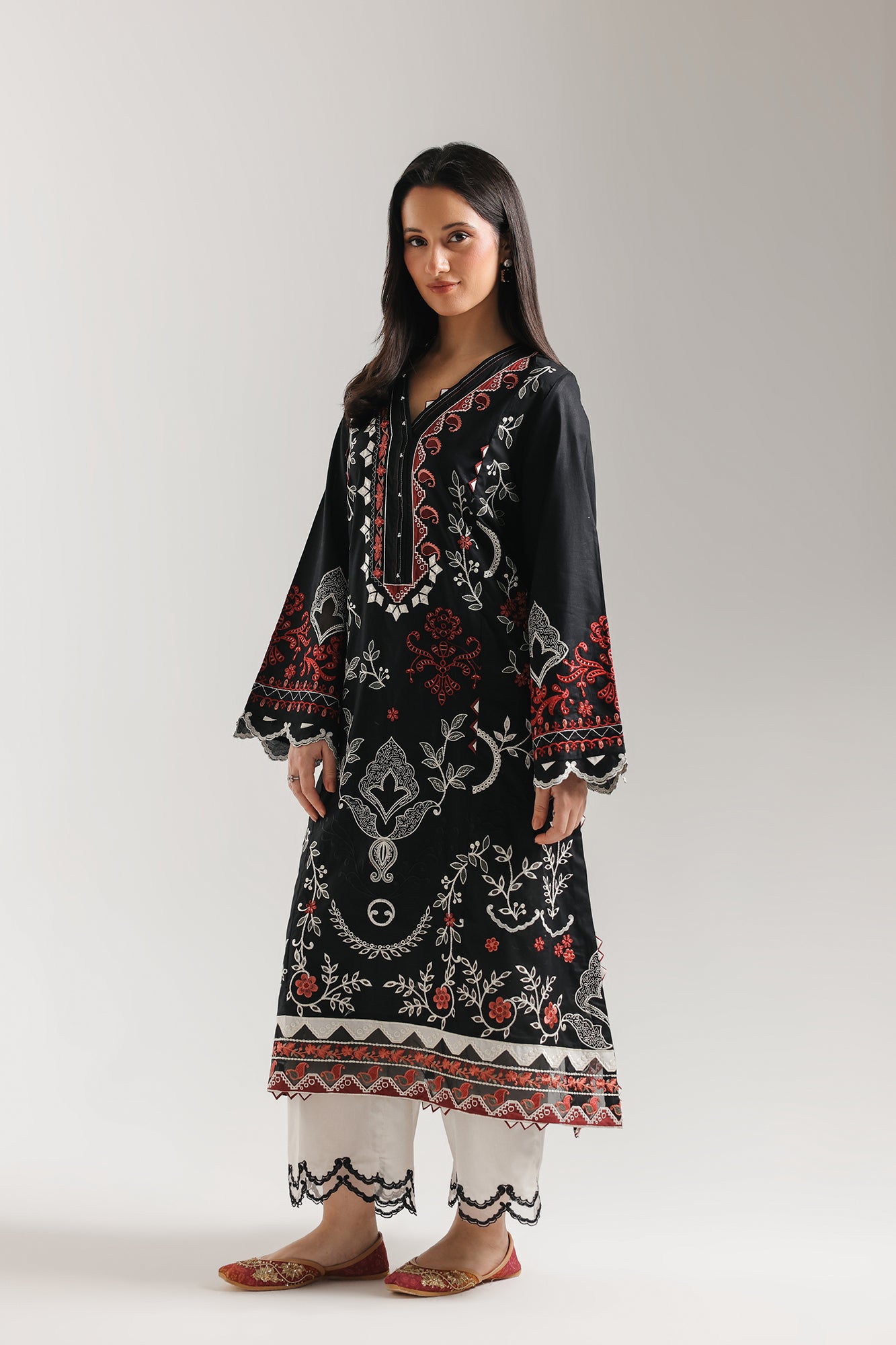 EMBROIDERED SUIT (E4275/103/901)