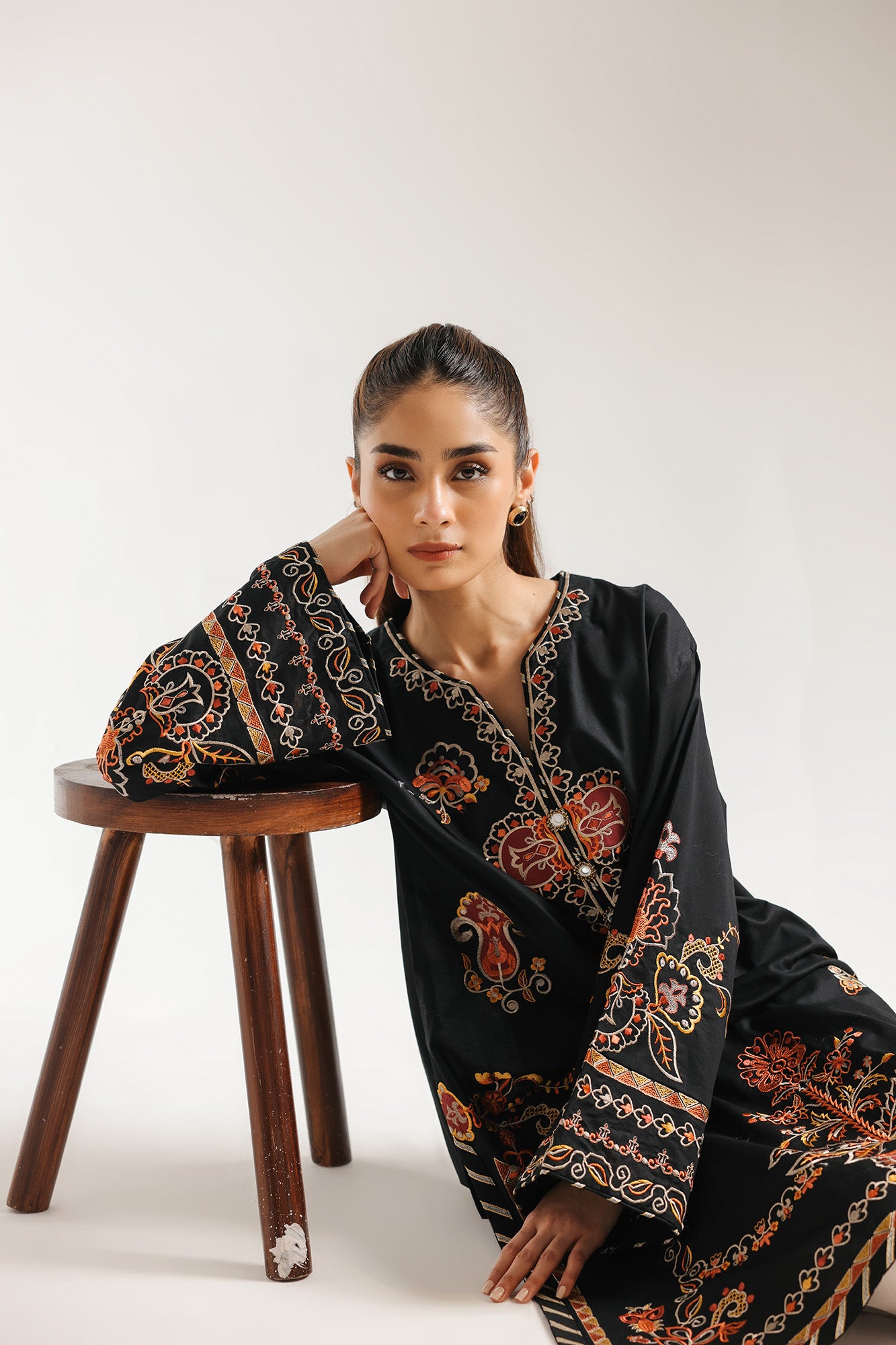 EMBROIDERED SUIT (E4308/103/901)