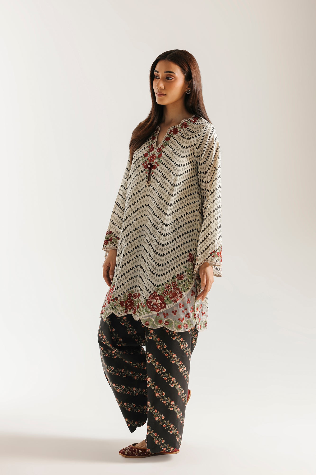 EMBROIDERED SUIT (E4353/103/004)