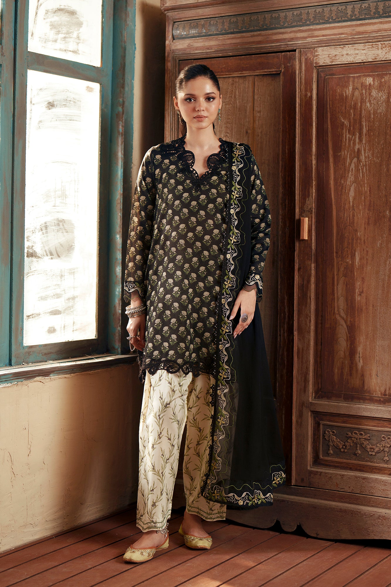 EMBROIDERED SUIT (E4477/103/902)