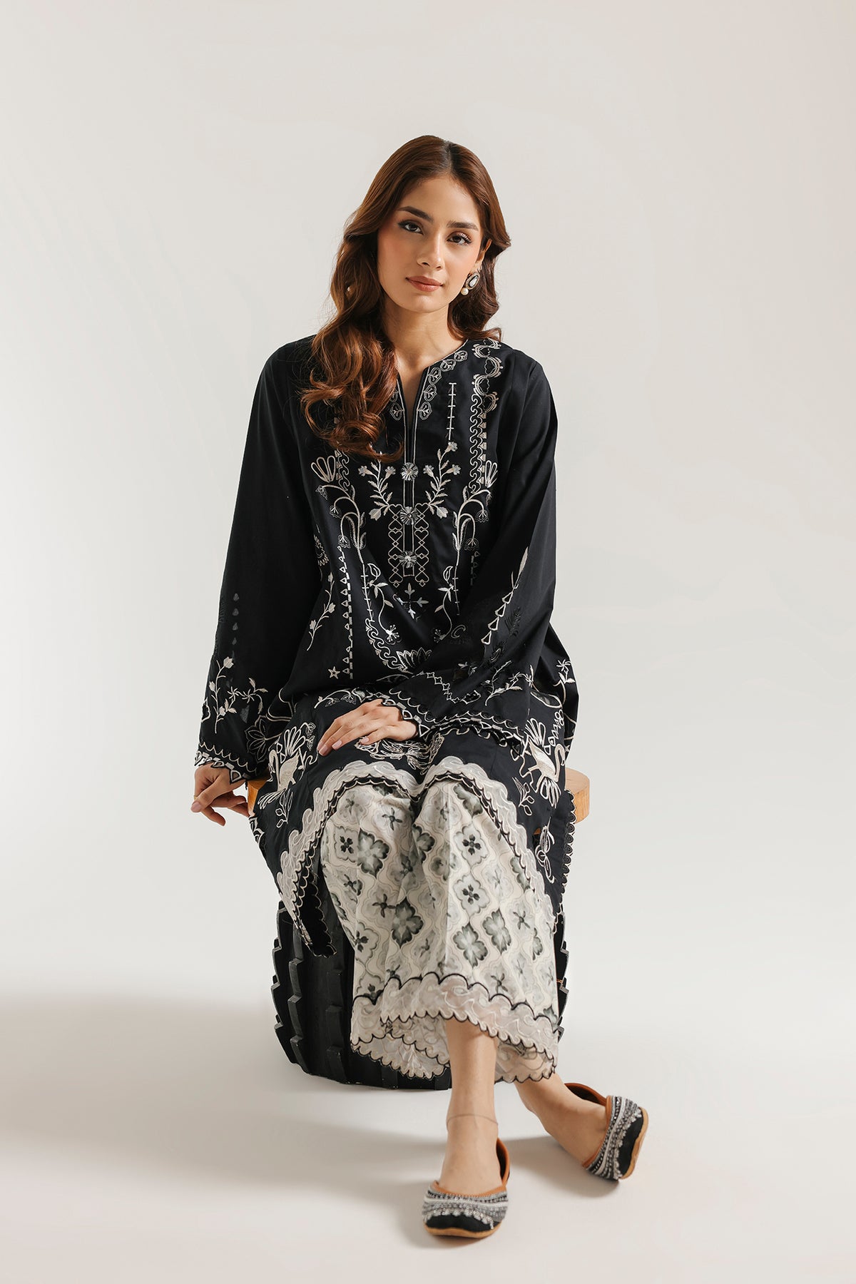 EMBROIDERED SUIT (E4538/103/902)