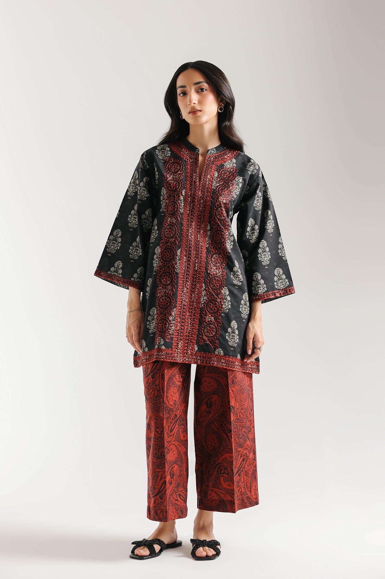 EMBROIDERED SUIT (E7532/102/902)