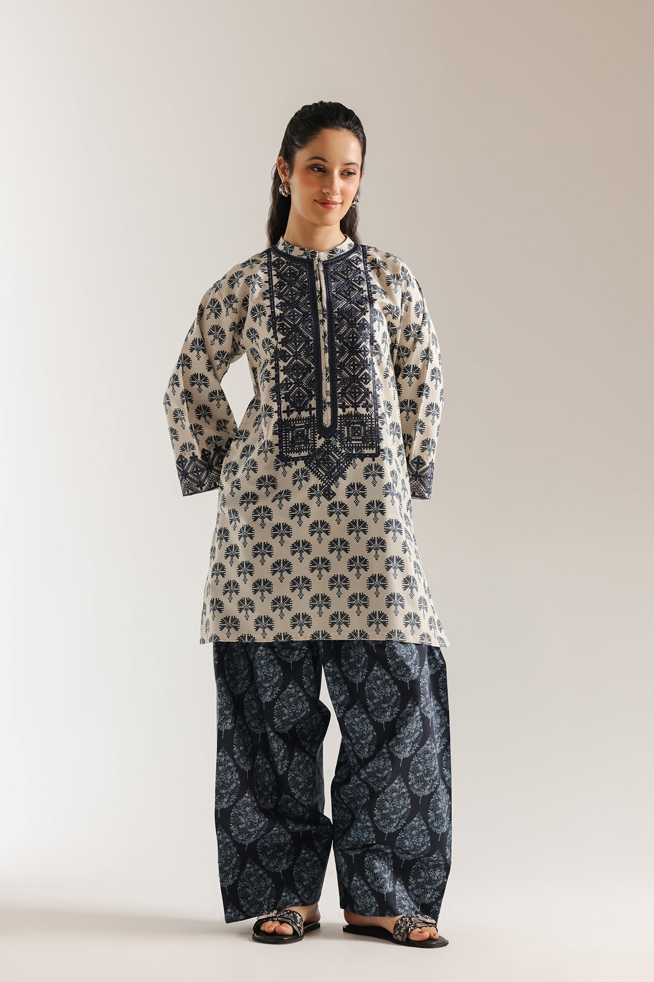 EMBROIDERED SUIT (E7533/102/002)