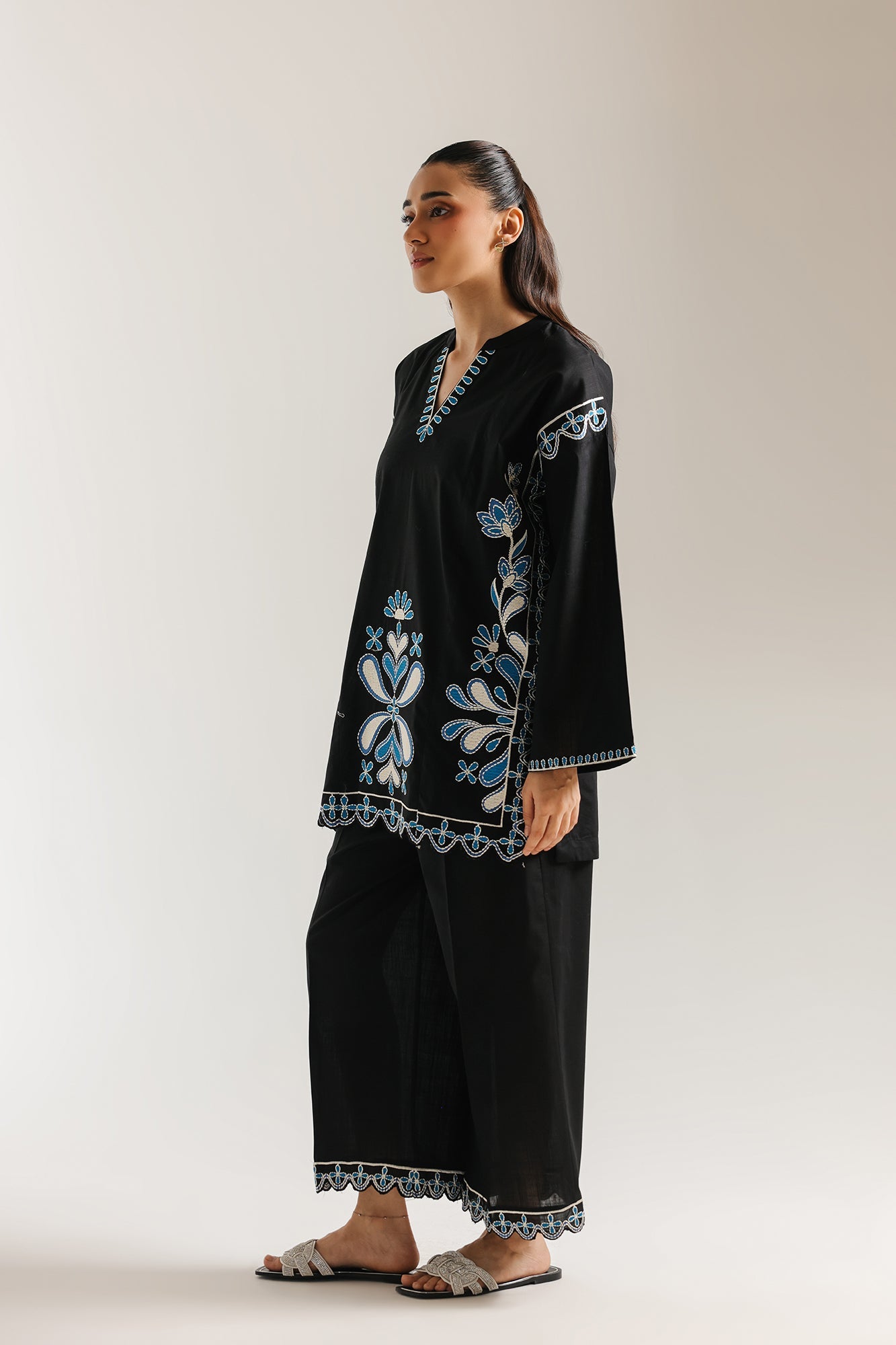 EMBROIDERED SUIT (E7792/102/902)